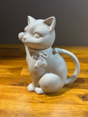Crowning Touch White Ceramic Cat Shaped Teapot - Japan